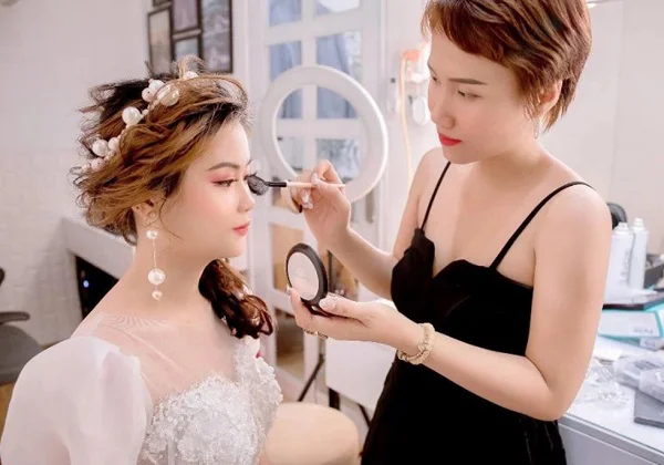 Khó khăn của nghề Trang điểm Makeup cô dâu tiệc họ Tuy Hoà Phú Yên (1)