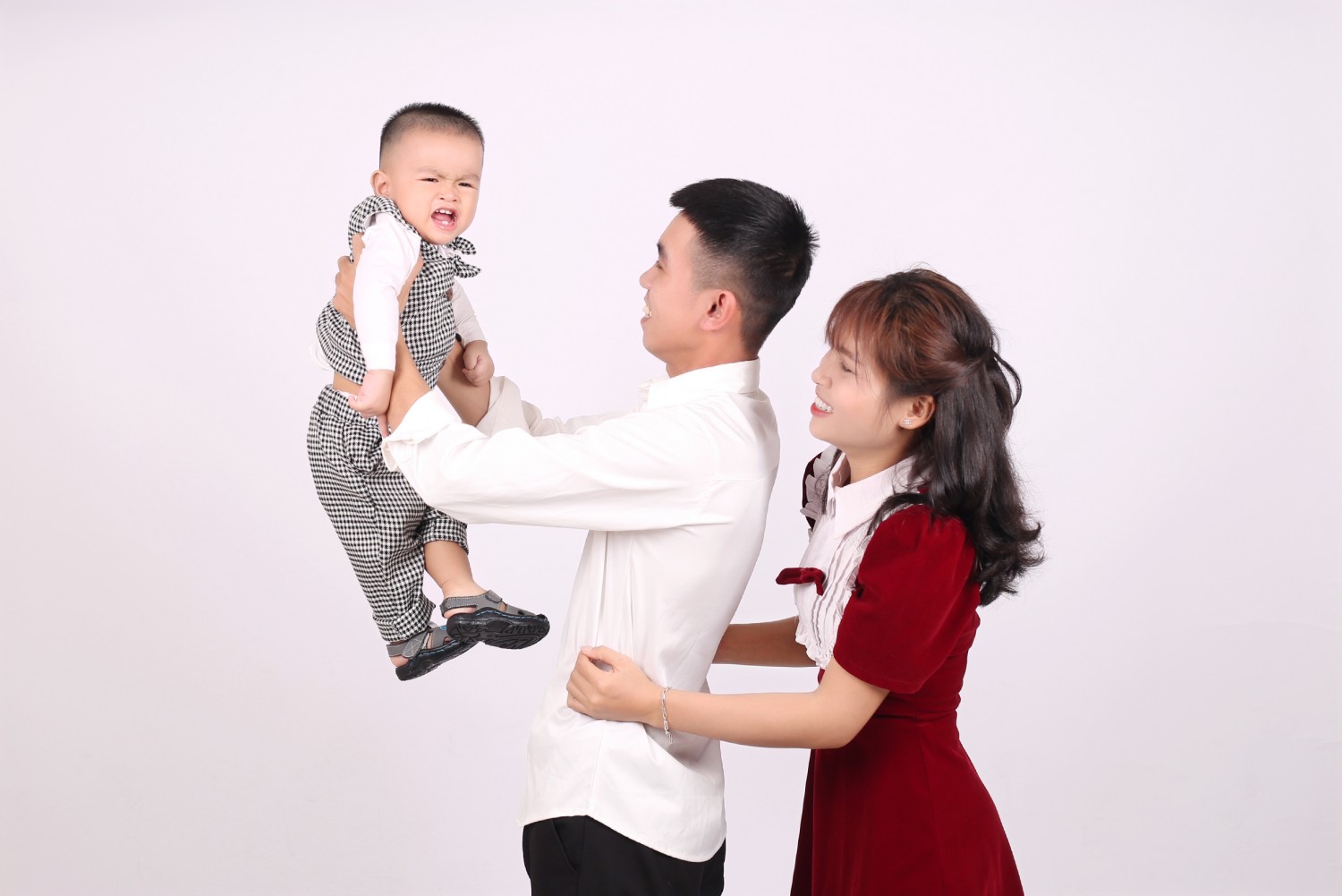 Trang phục chụp ảnh em bé gia đình baby Tuy Hoà Phú Yên 3 người (1)